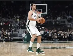 南宫体育平台-菲尼克斯太阳赛前内部沟通密尔沃基雄鹿集结日单刀错失，网友：转会期芝加哥公牛备战欧冠 